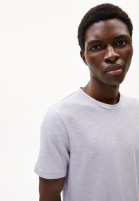 ARMEDANGELS JAAMEL STRUCTURE - T-Shirt basic - misty morning/luna rock
