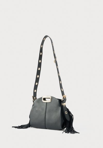 Μαύρη δερμάτινη τσάντα με στρογγυλεμένο σχήμα, χρυσά μεταλλικά στοιχεία και λουράκι διακοσμημένο με μεταλλικά καρφιά. Διαθέτει διακοσμητικές φούντες στη μία πλευρά.