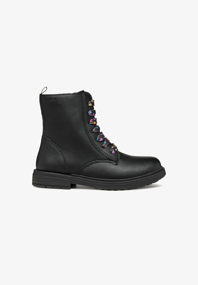 Bottine en cuir noir avec des lacets multicolores et un petit talon empilé, vue de côté extérieur sur fond blanc.