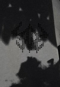 Czarna i szara dzianina z abstrakcyjnymi kształtami oraz kroplowym wzorem kotwicy na środku.