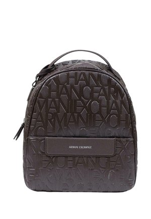 Zaino in pelle marrone scuro con testo ripetuto in rilievo "Armani Exchange" e una tasca frontale con marchio argentato "Armani Exchange".