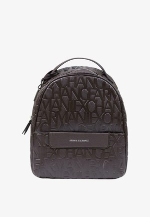 Zaino in pelle marrone scuro con testo ripetuto in rilievo "Armani Exchange" e una tasca frontale con marchio argentato "Armani Exchange".