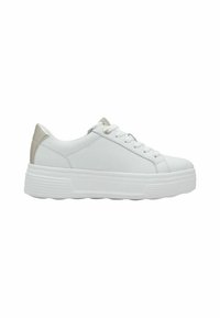 Sneaker bianco con finitura in pelle liscia, dotato di una suola a platfrom e un accento metallico argento sul tallone. Design classico con lacci.