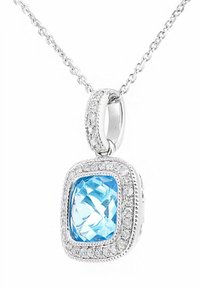 Strieborný náhrdelník s príveskom, ktorý má veľký svetlomodrý brúsený kameň obklopený malými priehľadnými drahokamami, zavesený na jemnom reťazci.