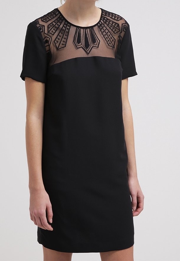Černé šaty s krátkým rukávem, které mají průhledný vyšívaný výstřih. Tkanina je hladká, s přiléhavým střihem a přímým střihem.