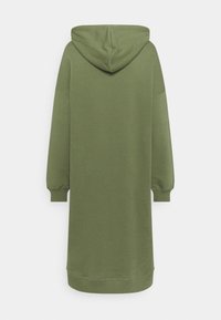 Abito verde oliva con cappuccio, maniche lunghe, vestibilità rilassata e polsini a costine. Texture morbida, design al ginocchio, senza chiusure o motivi visibili.