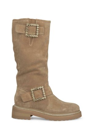 Stivale al ginocchio in suede color cammello con una fibbia decorativa, suola spessa con bordo testurizzato e design leggermente arricciato.