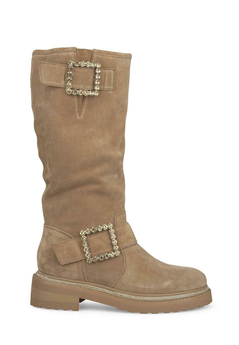 Stivale al ginocchio in suede color cammello con una fibbia decorativa, suola spessa con bordo testurizzato e design leggermente arricciato.
