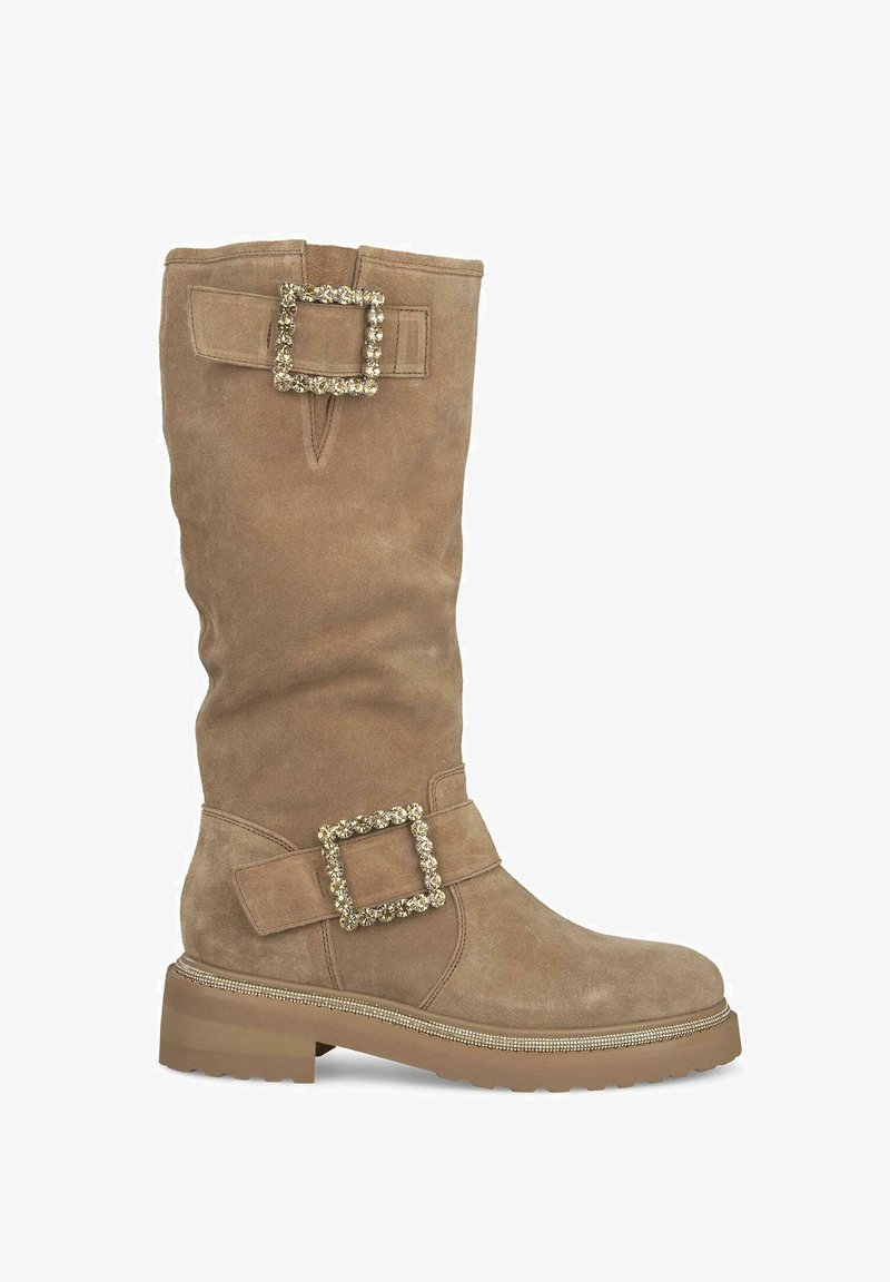 Stivale al ginocchio in suede color cammello con una fibbia decorativa, suola spessa con bordo testurizzato e design leggermente arricciato.