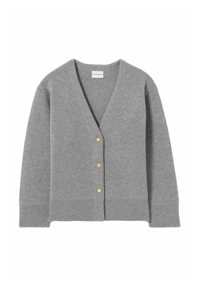 Cárdigan gris hecho de tela suave, con un escote en V profundo, puños y dobladillo acanalados, y cinco botones dorados en la parte delantera.