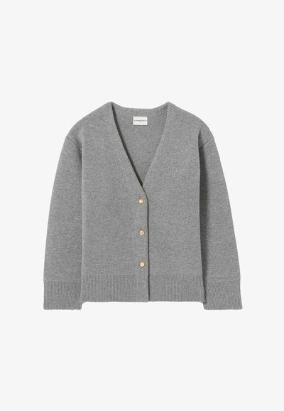 Cárdigan gris hecho de tela suave, con un escote en V profundo, puños y dobladillo acanalados, y cinco botones dorados en la parte delantera.