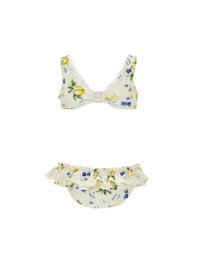 Bikini de dos piezas amarillo con estampado de limones, flores, estrellas de mar y gafas de sol, con parte inferior con volantes y parte superior con cierre.
