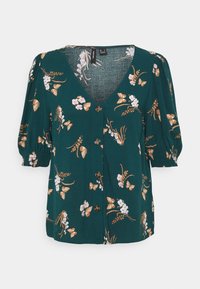 Türkisfarbluse mit kurzen Puffärmeln, V-Ausschnitt, Knopfverschluss und einem floralen sowie Schmetterlingsmuster in Beige und Weiß.
