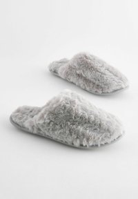 Uldne grå slippers med en blød, plysset overflade, åben tå-design og en flad grå sål, der har en struktureret overflade for ekstra komfort.