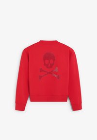 Sweatshirt rouge à manches longues avec un design de crâne et de tibias pailleté centré au dos, fond uni.