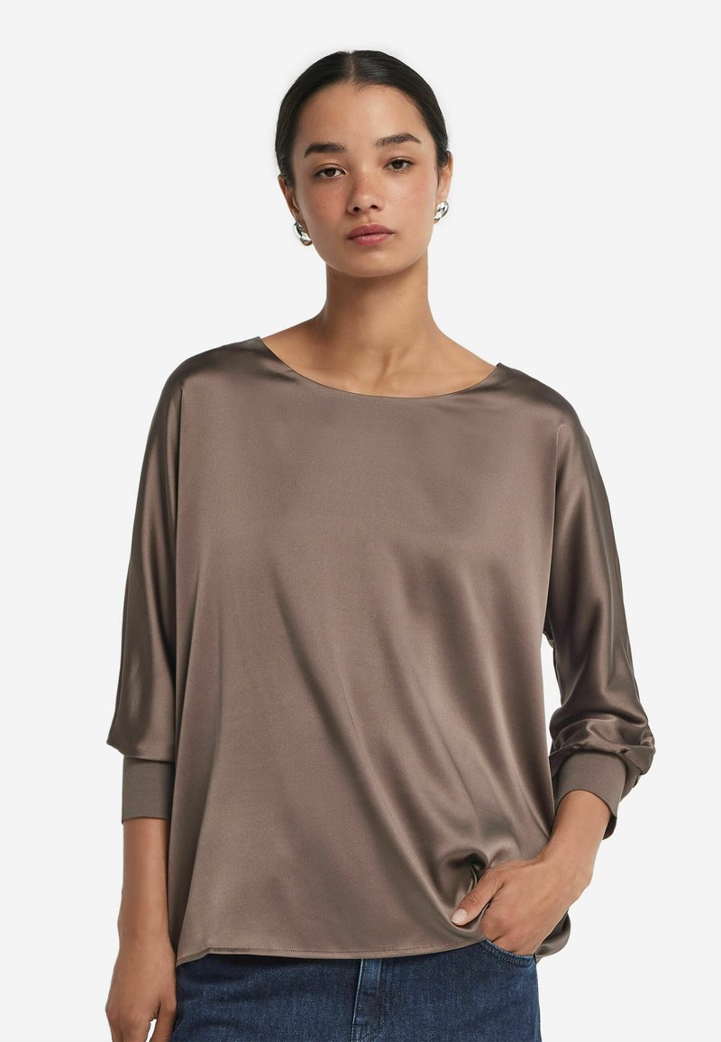 Top in satin marrone con scollatura ampia, maniche a 3/4 e vestibilità rilassata, caratterizzato da una texture liscia e dettagli di cucitura minimali.