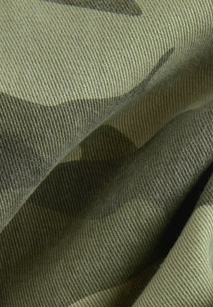 Tarnungsstoff in gedämpften Grüntönen und Brauntönen, mit einer strukturierten Oberfläche, feiner Rippung und überlappenden Mustern.