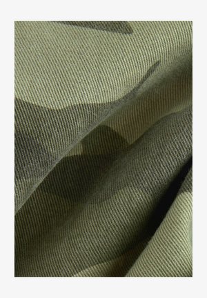 Tarnungsstoff in gedämpften Grüntönen und Brauntönen, mit einer strukturierten Oberfläche, feiner Rippung und überlappenden Mustern.