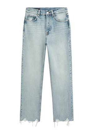 Jean en denim bleu clair avec une coupe à jambe droite, présentant des ourlets effilochés et un design classique à cinq poches, terminé par des passants de ceinture et une braguette à boutons.