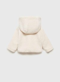 Pehmeä kermahuppari, jossa on pehmeä rakenne, pitkät hihat ja rento istuvuus, esittelee yksinkertaista, minimalista muotoilua.