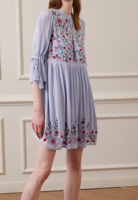 YAS Tall Vestido informal - light blue