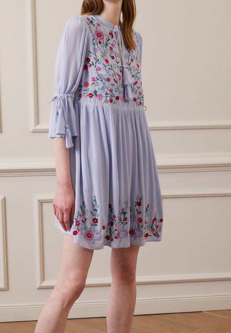 YAS Tall Vestido informal - light blue