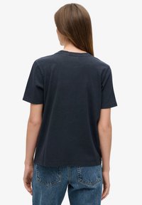 T-shirt en coton à manches courtes dans une teinte bleu marine foncé avec un col rond, coupe décontractée et tissu légèrement texturé. La vue arrière montre des coutures nettes et une forme décontractée.