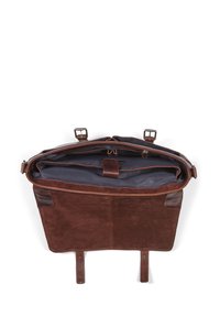 Sac en suède marron avec un intérieur bleu, deux boucles ajustables et des poignées plates. Dispose d'une grande ouverture pour un accès facile.