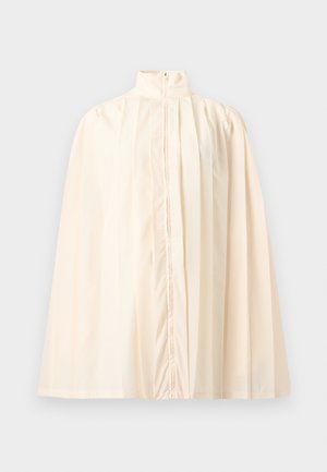 Kermanvalkoinen laskostettu viitta, jossa on korkea kaulus ja etupuolen vetoketjusuljenta, esitetty yksinkertaisella taustalla.