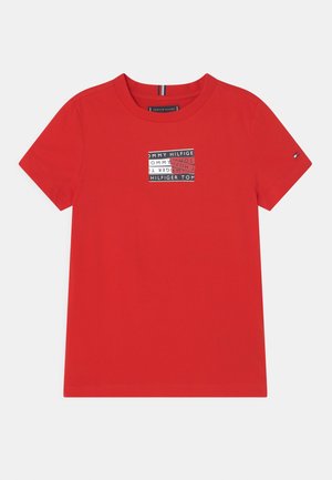 TAPE GRAPHIC TEE - T-shirt print - deep crimson