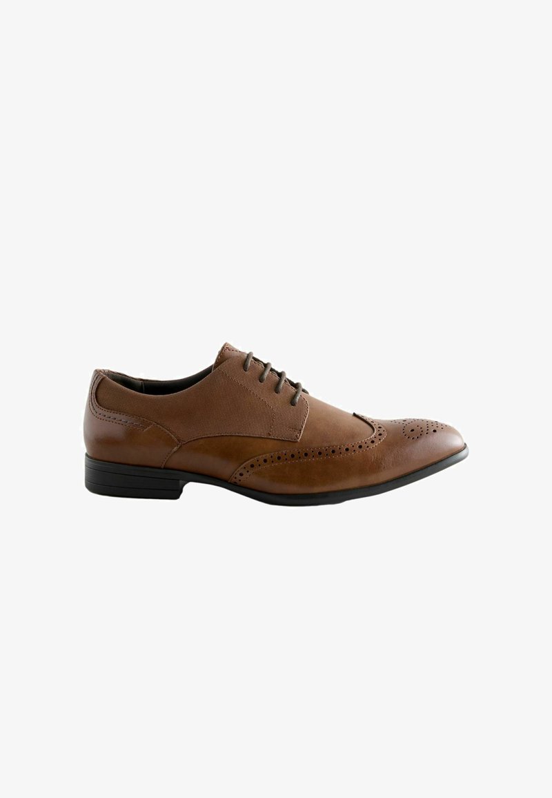 Chaussure de ville en cuir marron avec un bout arrondi, des détails brogue et une texture lisse. Elle présente un design à lacets et une semelle plate en caoutchouc.