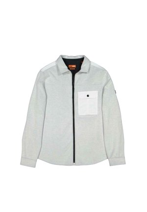 Hellgraues Langarmshirt mit schwarzem Reißverschluss und einer weißen Brusttasche, die mit einem schwarzen Druckknopf versehen ist. Glattes Material, strukturierter Kragen.
