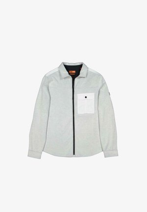Hellgraues Langarmshirt mit schwarzem Reißverschluss und einer weißen Brusttasche, die mit einem schwarzen Druckknopf versehen ist. Glattes Material, strukturierter Kragen.