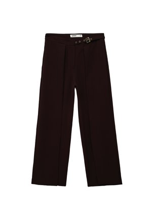 Wijde broek in donker bordeaux stof met een zachte textuur, voorzien van voorplooien en een decoratieve gesp in goudkleur op de tailleband.