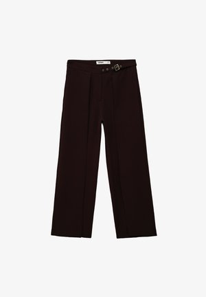 Pantalons larges en tissu bourgogne foncé avec une texture lisse, présentant des plis avant et une boucle décorative en ton doré à la taille.