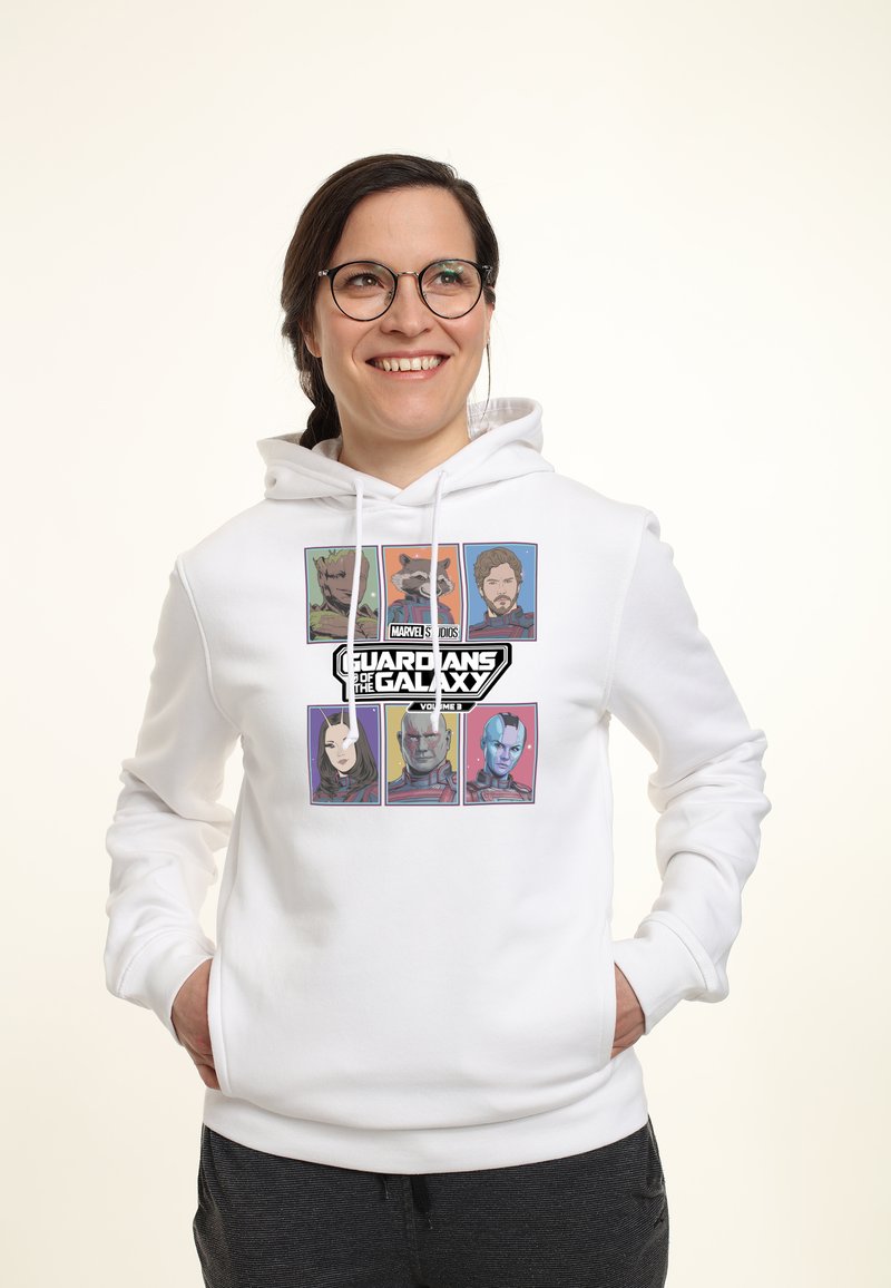 Vit hoodie med grafisk tryck av sex karaktärer från "Guardians of the Galaxy", inklusive färgglada kanter och logotyp. Mjuk tyg, framficka.