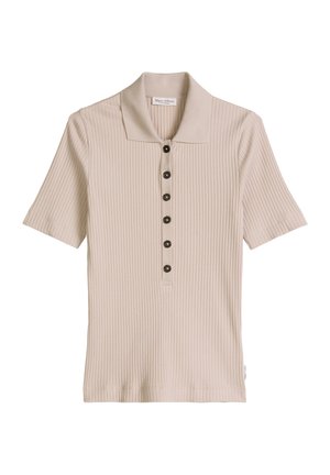 Polo beige a maniche corte con costine, sei bottoni scuri e un ampio colletto a pieghe, vista dall'alto su sfondo bianco.