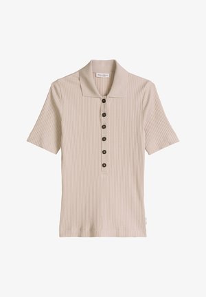Beige kurzes geripptes Poloshirt mit kurzen Ärmeln, sechs dunklen Knöpfen und einem breiten umgeschlagenen Kragen, flach auf weißem Hintergrund liegend.