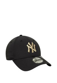 Gorra de béisbol negra, diseño de 6 paneles, logotipo dorado bordado en la parte frontal, correa ajustable en la parte trasera, textura de tela suave, visera curva.