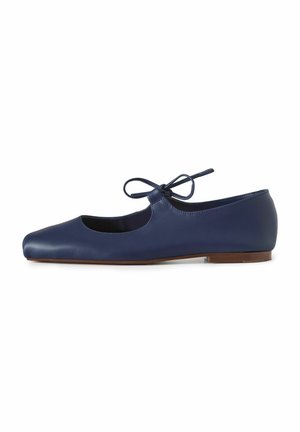 Ballerina in pelle blu navy con punta aperta e un fiocco decorativo sulla parte anteriore. Presenta una suola bassa e piatta per un facile utilizzo.