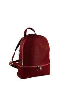 Sac en cuir texturé rouge foncé avec deux compartiments principaux et des fermetures éclair en métal argenté, des bretelles ajustables et une poignée supérieure.