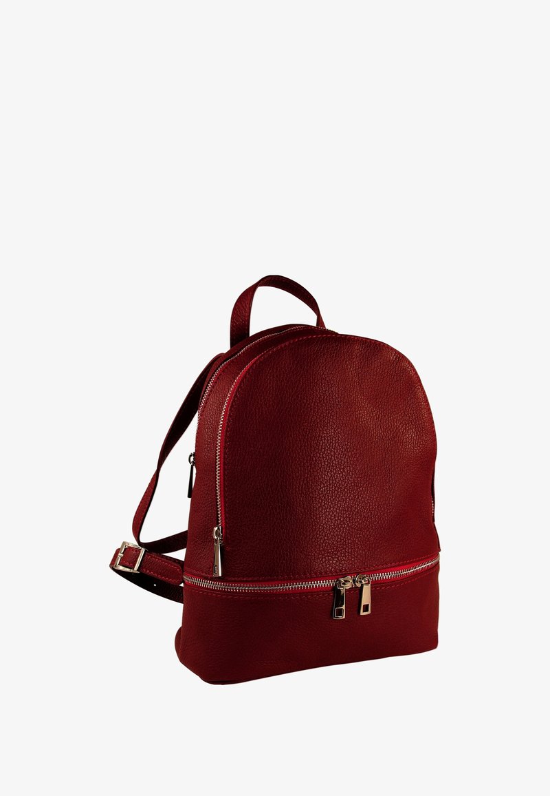 Sac en cuir texturé rouge foncé avec deux compartiments principaux et des fermetures éclair en métal argenté, des bretelles ajustables et une poignée supérieure.