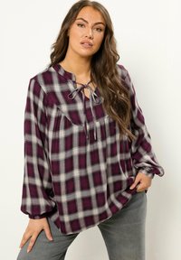 Pruimen- en grijsgekleurde blouse met lange mouwen, verzamelde manchetten en een strikdetail bij de hals, gemaakt van lichtgewicht stof voor een ontspannen pasvorm.