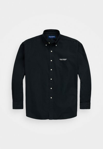 Camisa preta de botão com mangas longas, feita de algodão. Apresenta um colarinho clássico e o logo branco "POLO SPORT" na área do peito esquerdo.