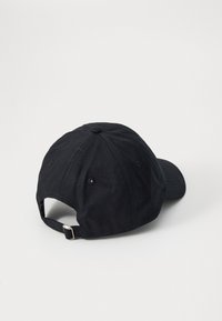 Sorte bomull baseball cap med justerbar rem bak, buet skygge og seks-panel design; teksturert stoff med sømdetaljer.