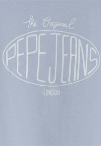Svjetloplavi tekstil s velikim bijelim ovalnim logotipom na kojem piše "The Original PEPE JEANS LONDON" u stiliziranoj tipografiji.