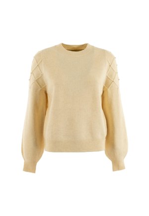 Suéter color crema con un cuello redondo y mangas abullonadas. Presenta patrones de diamantes texturizados y pequeños acentos decorativos en los hombros.