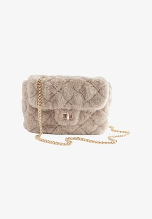 Beżowa pikowana torebka ze sztucznego futra z złotym łańcuszkiem i złotym zapięciem typu twist-lock na przedniej klapie.
