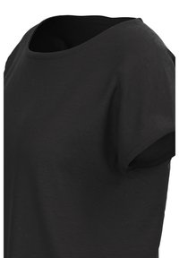 Must lühikeste varrukatega t-särk, mis on eksponeeritud mannekääri torsol, ümmarguse kaelusega ja lihtsa disainiga.