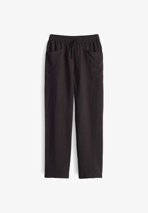 Pantaloni neri comodi e larghi, con vita elasticizzata e cordoncino regolabile; presentano due tasche frontali e una texture liscia.